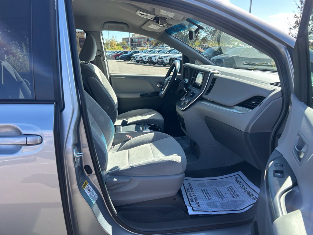 Used 2015 Toyota Sienna LE FWD image 13