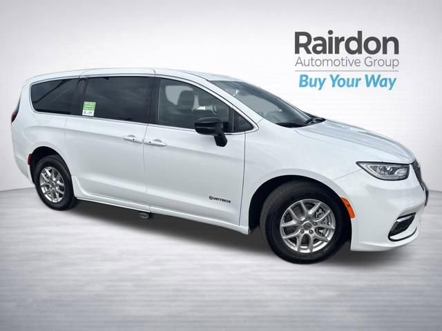 Used 2024 Chrysler Pacifica Touring image 1