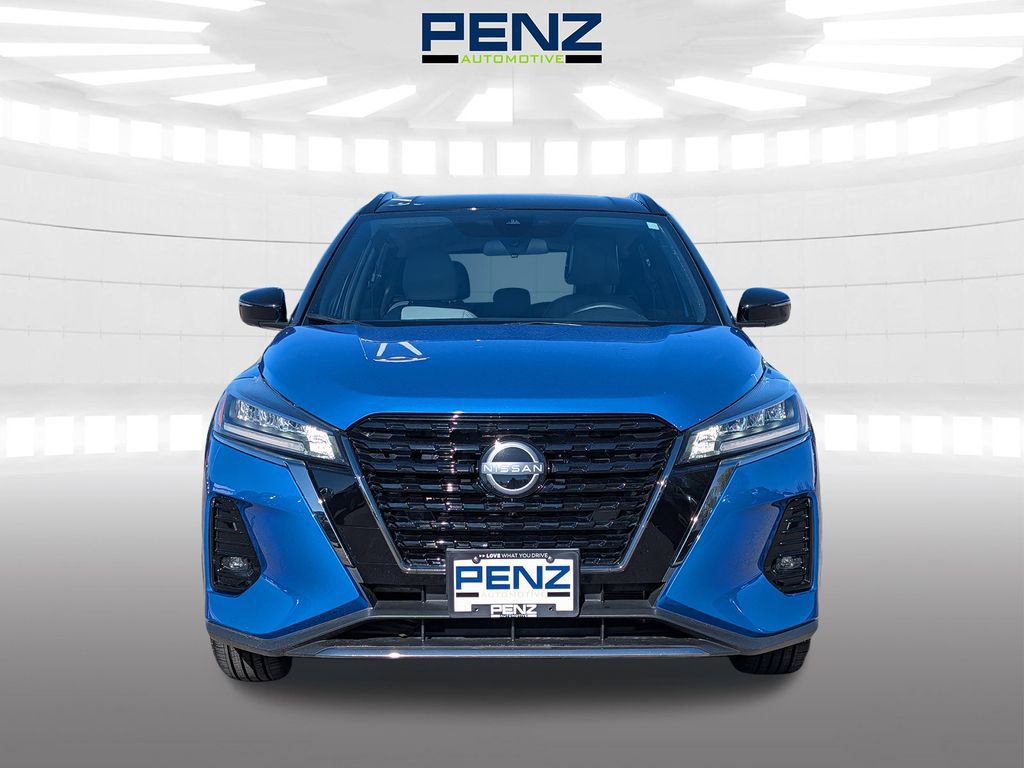 Used 2023 Nissan Kicks SR w/ SR Premium Package FWD image 2