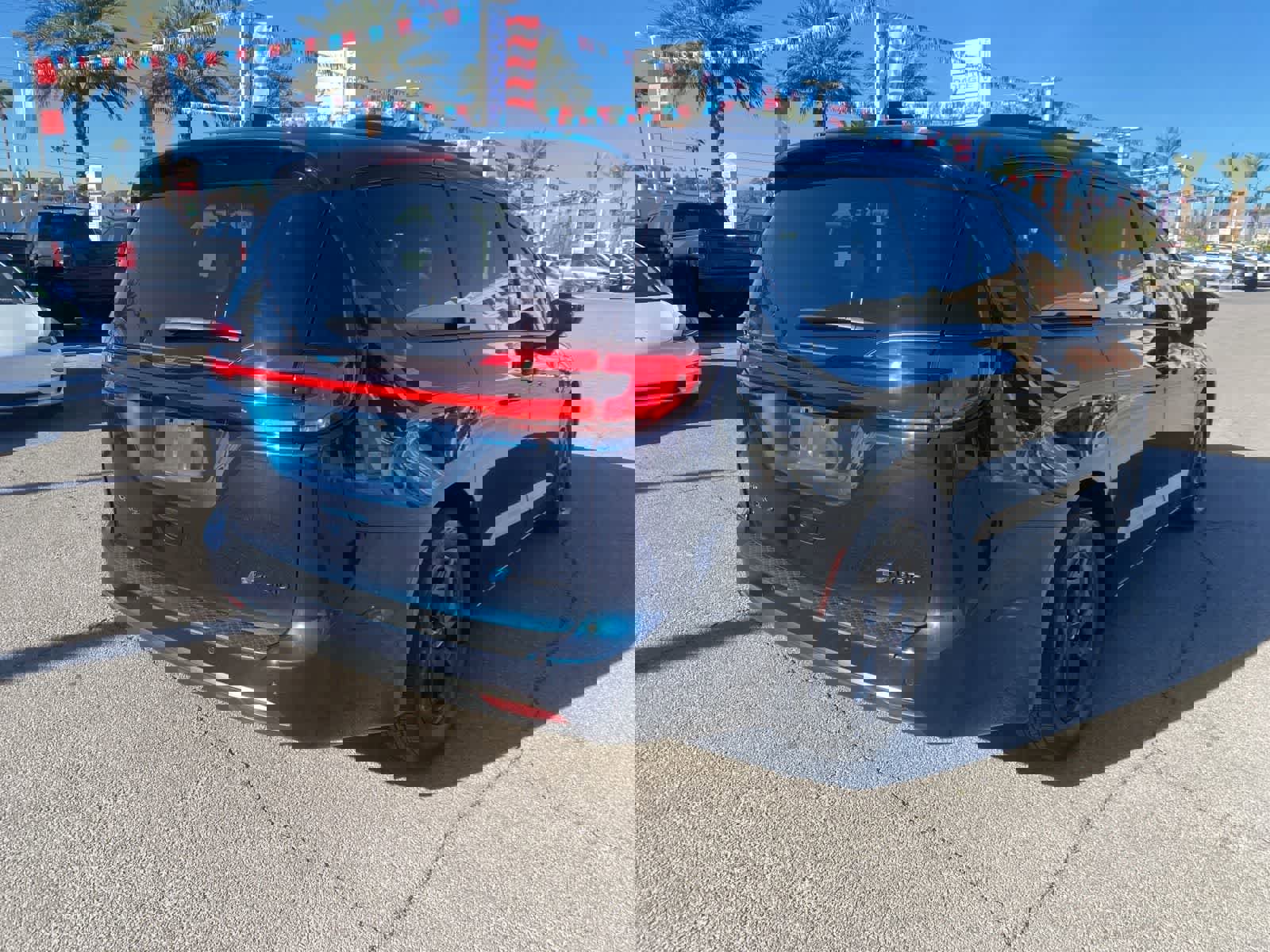 Used 2021 Chrysler Pacifica Touring w/ Uconnect Theater Family Group image 7