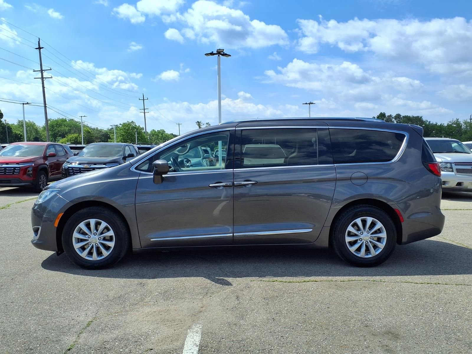 Used 2019 Chrysler Pacifica Touring-L FWD image 8