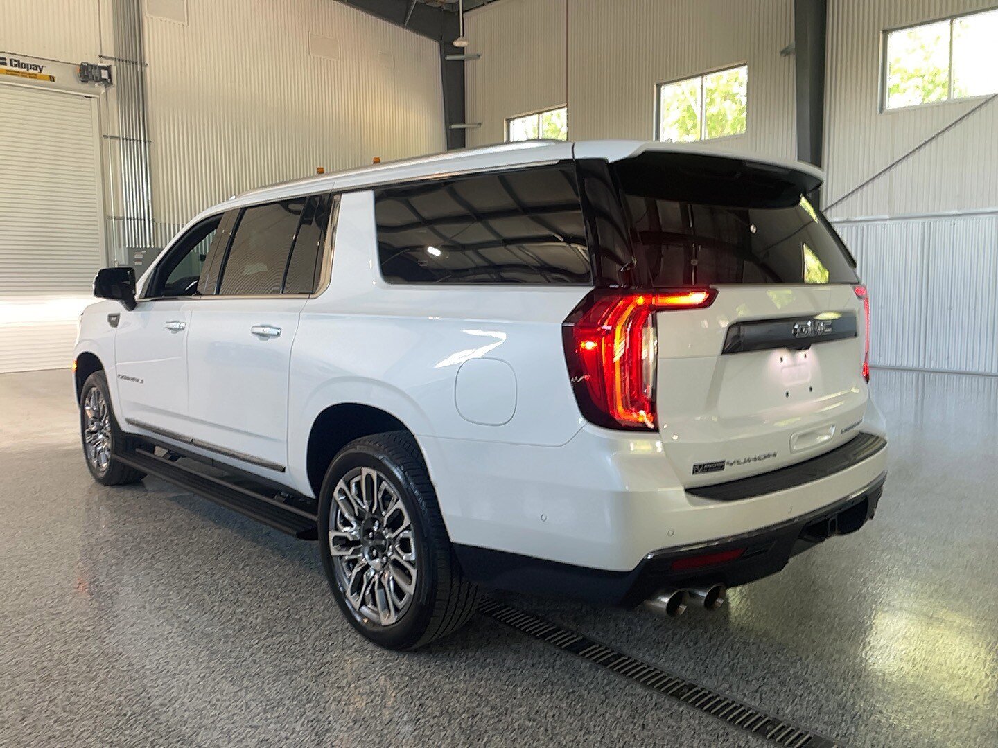 Used 2024 GMC Yukon XL Denali Ultimate AWD/4WD image 19