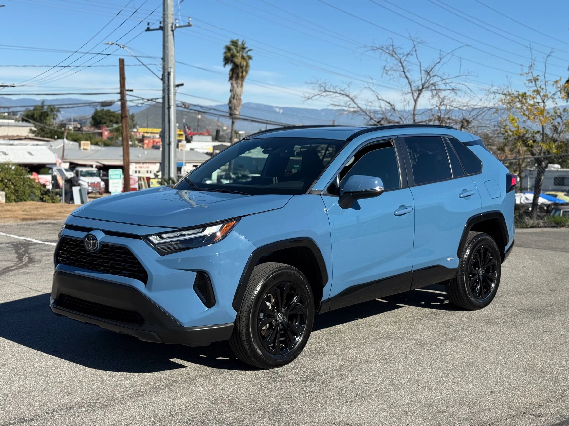Used 2022 Toyota RAV4 SE w/ Convenience Package image 2