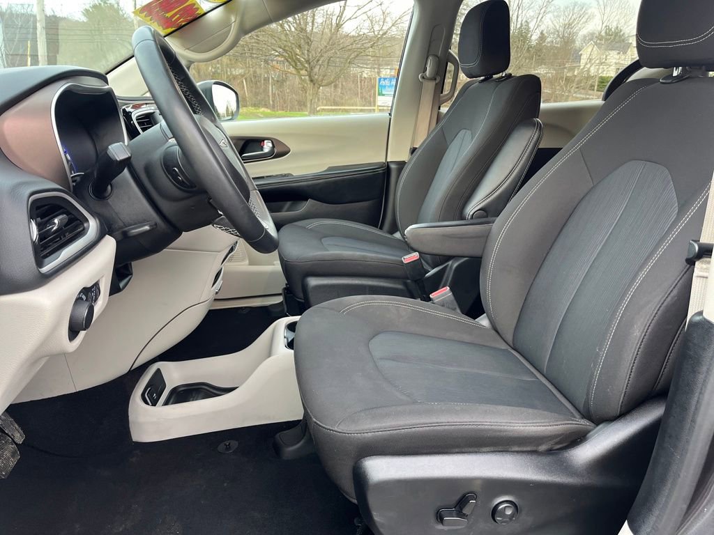 Used 2023 Chrysler Voyager LX image 15