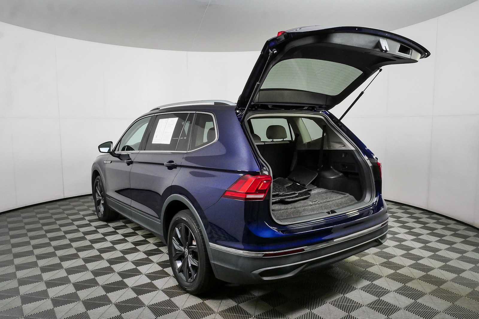 Certified 2023 Volkswagen Tiguan SE w/ Panoramic Sunroof Package FWD image 34