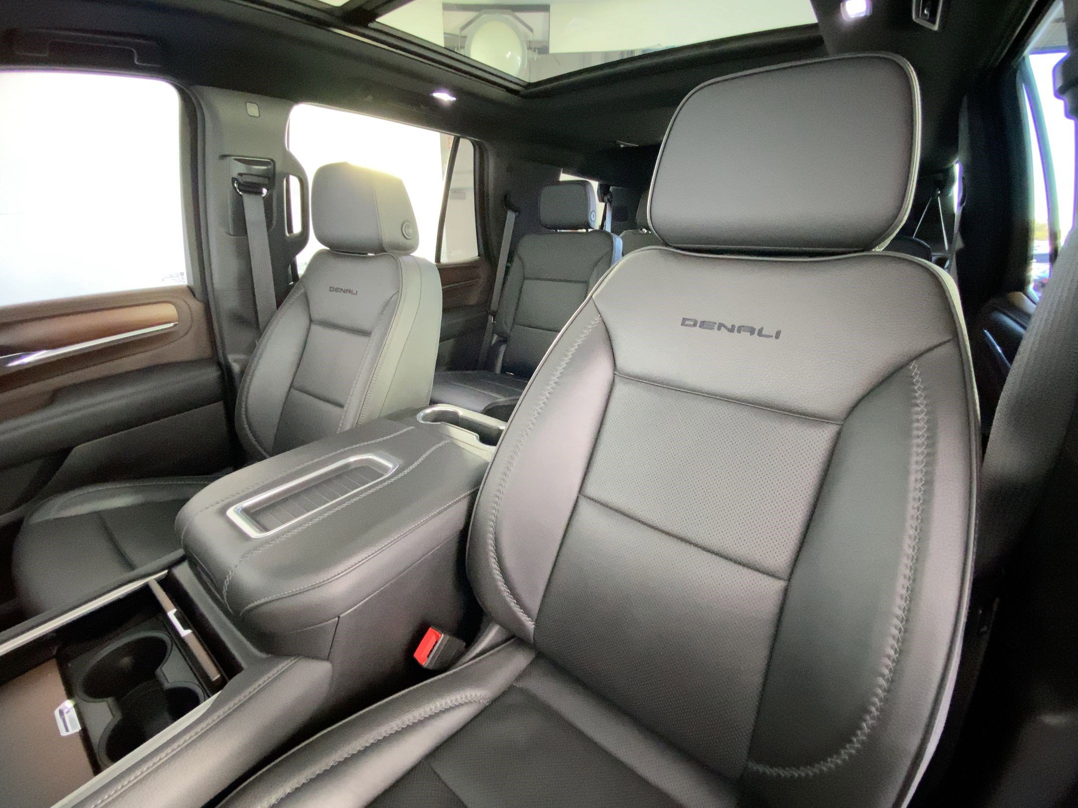 Used 2021 GMC Yukon Denali w/ Denali Premium Package image 20