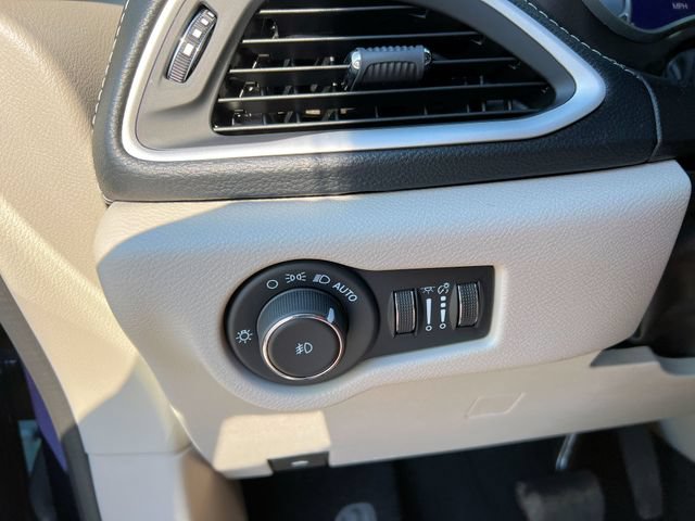 Used 2023 Chrysler Pacifica Touring-L w/ Uconnect Theater Family Group FWD image 16