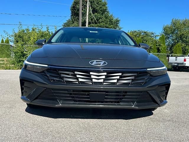 New 2025 Hyundai Elantra Limited FWD image 2
