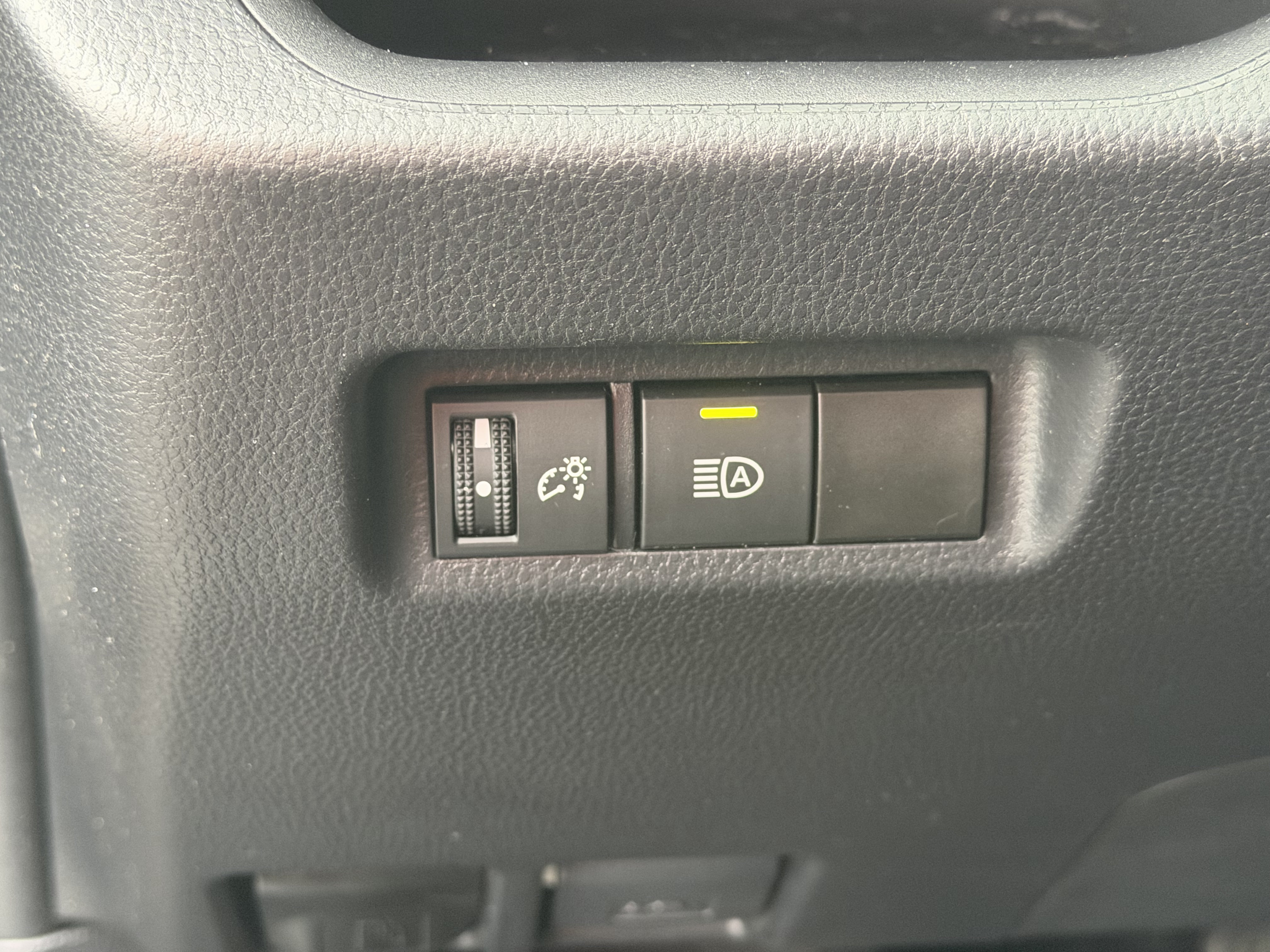 Used 2025 Toyota RAV4 XLE FWD image 16