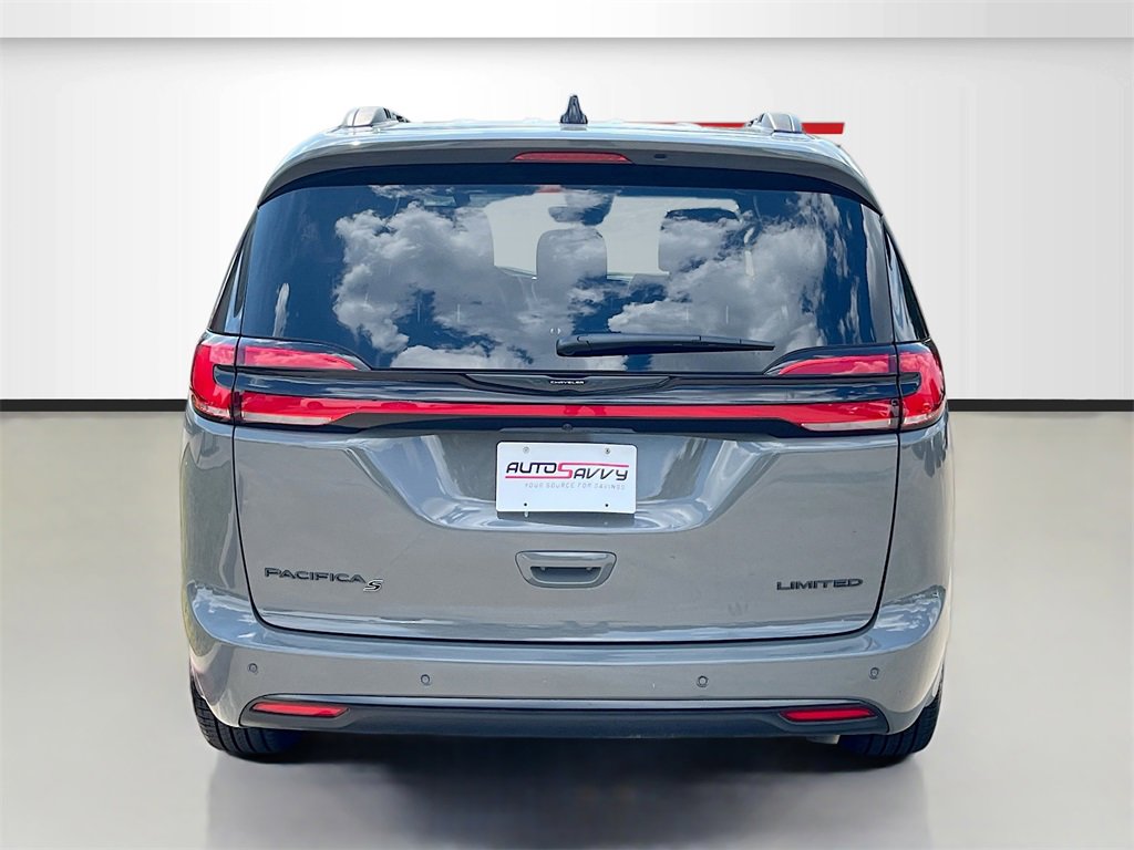 Used 2025 Chrysler Pacifica Limited image 6