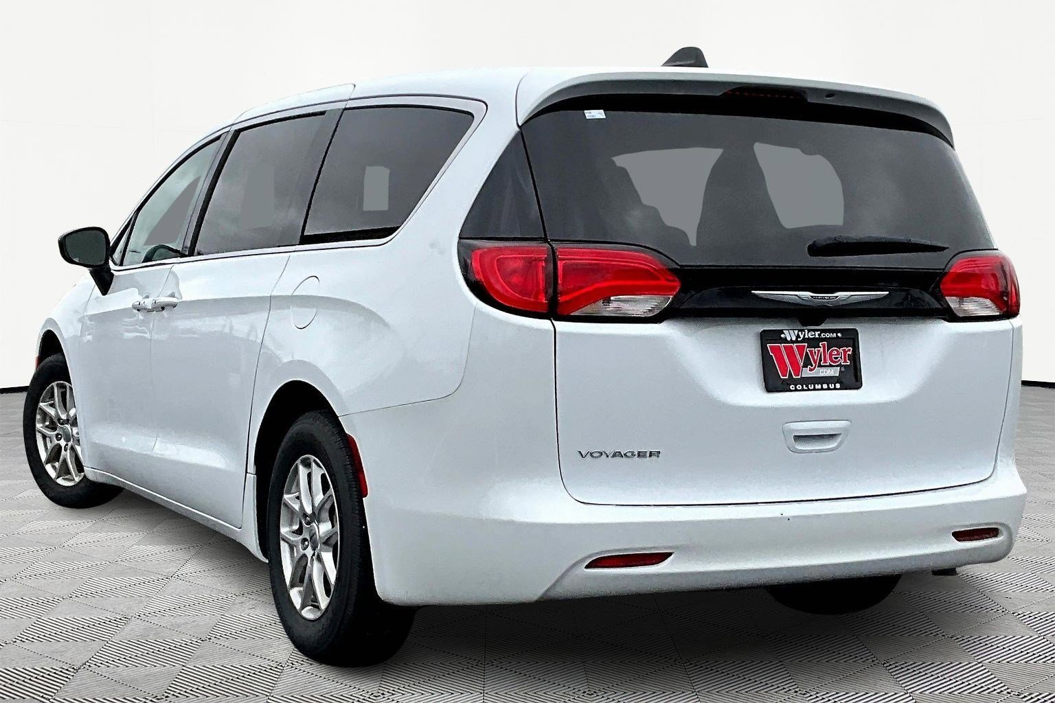 Used 2024 Chrysler Voyager LX image 4