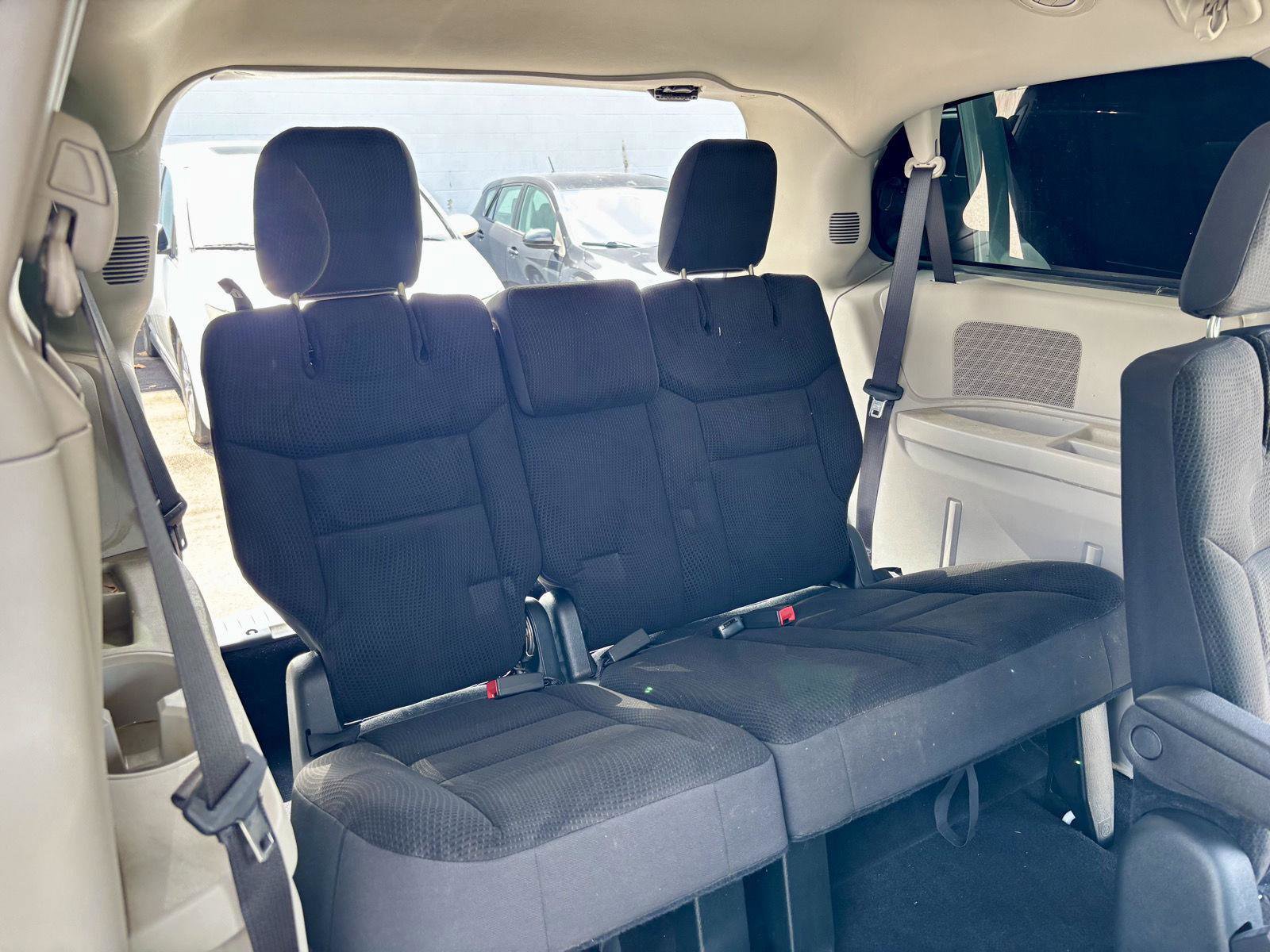 Used 2017 Dodge Grand Caravan SE image 16