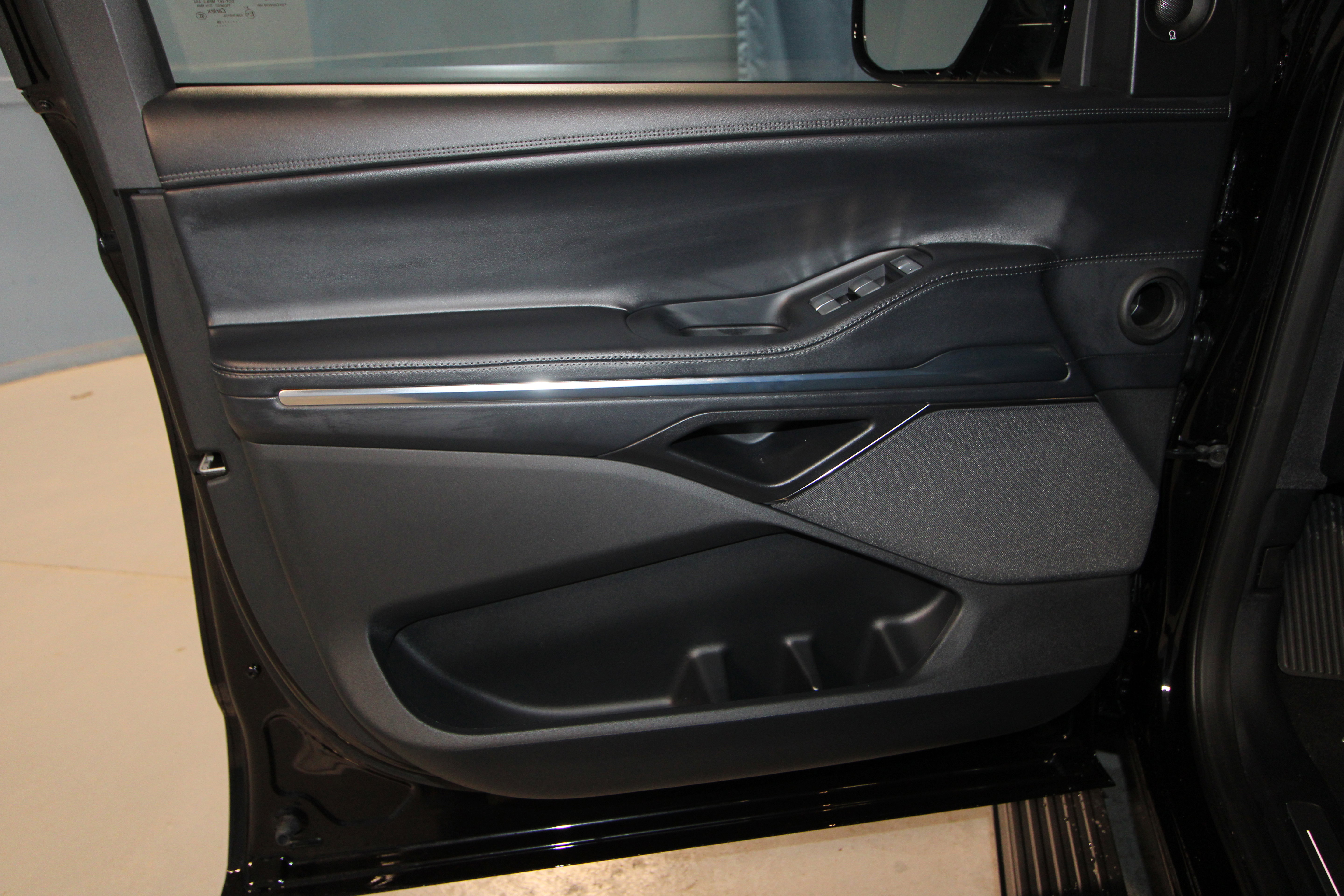 New 2026 Lincoln Navigator L Reserve w/ Jet Appearance Package image 4