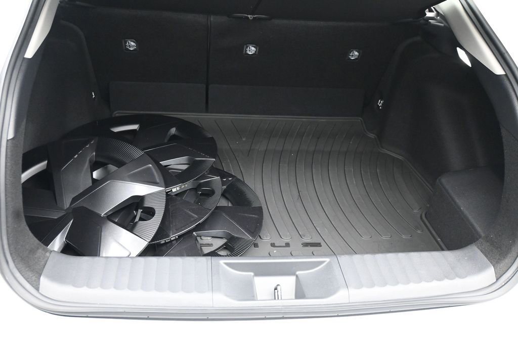 Used 2024 Toyota Prius LE FWD image 12