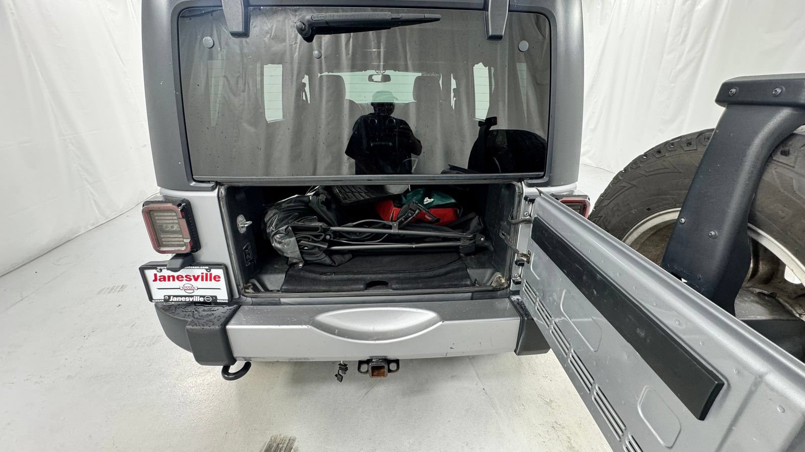Used 2018 Jeep Wrangler Unlimited Sahara w/ Connectivity Group AWD/4WD image 13