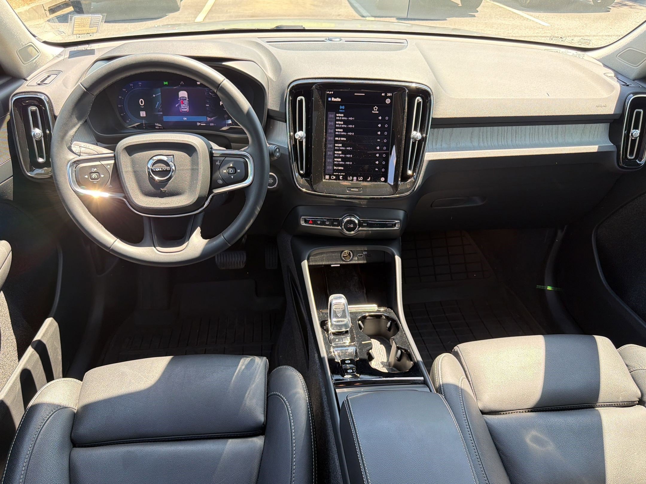Used 2024 Volvo XC40 B5 Plus w/ Protection Package Premier AWD/4WD image 16