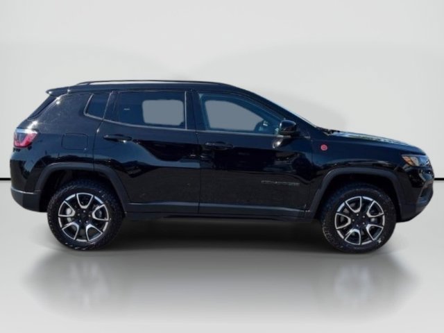 Used 2024 Jeep Compass Trailhawk AWD/4WD image 6