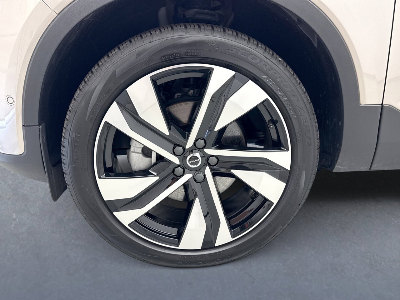 Used 2024 Volvo XC40 B5 Plus w/ Protection Package Premier image 24