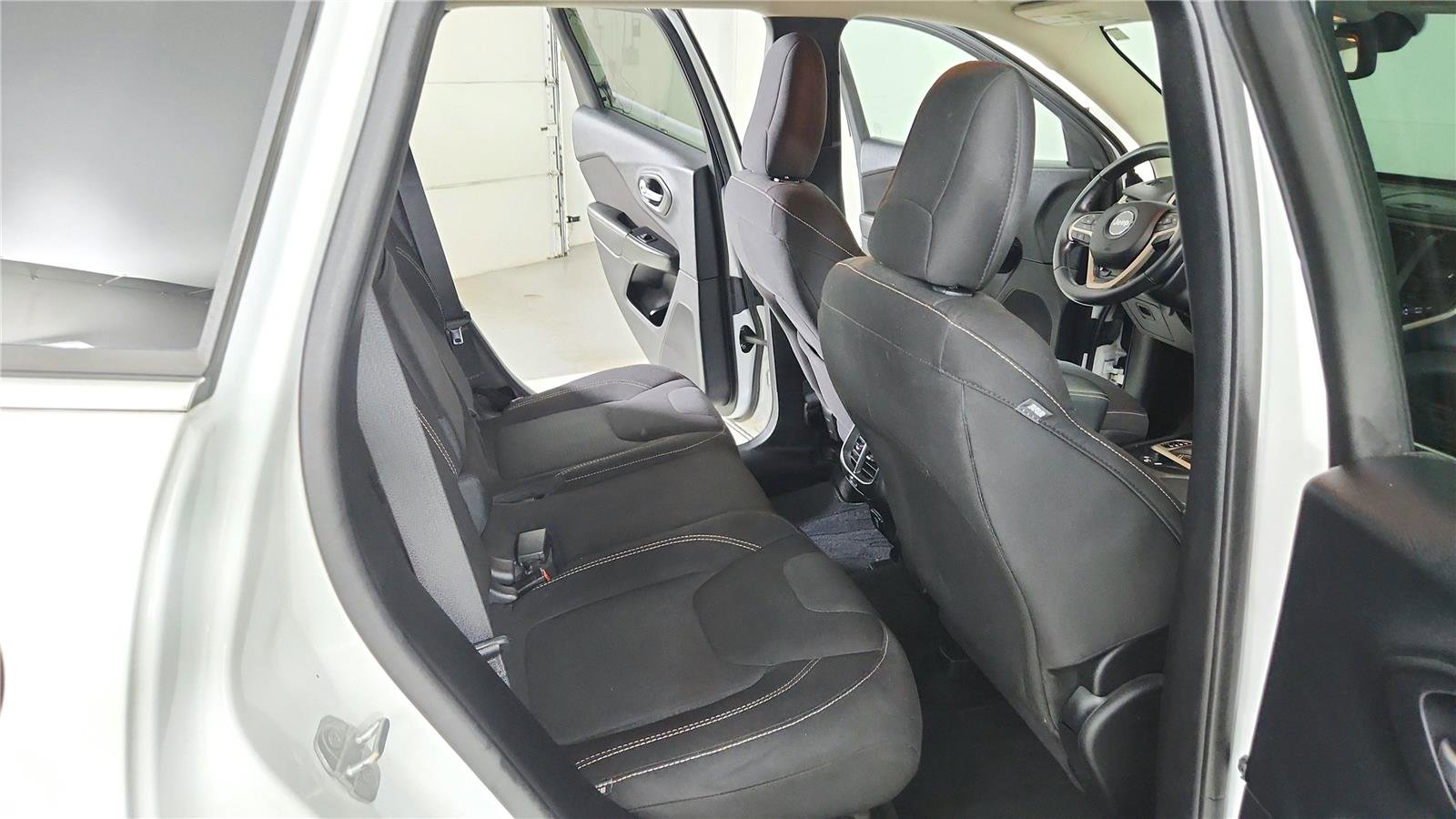Used 2016 Jeep Cherokee Latitude w/ Comfort & Sound Group AWD/4WD image 19