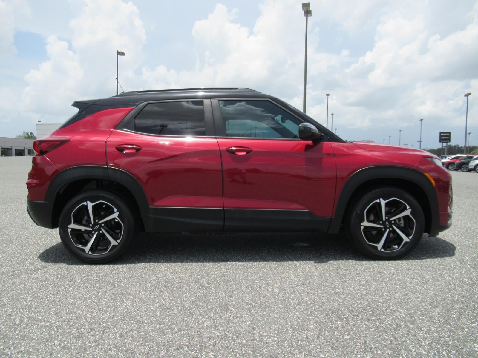 Used 2021 Chevrolet TrailBlazer RS w/ Technology Package FWD image 2