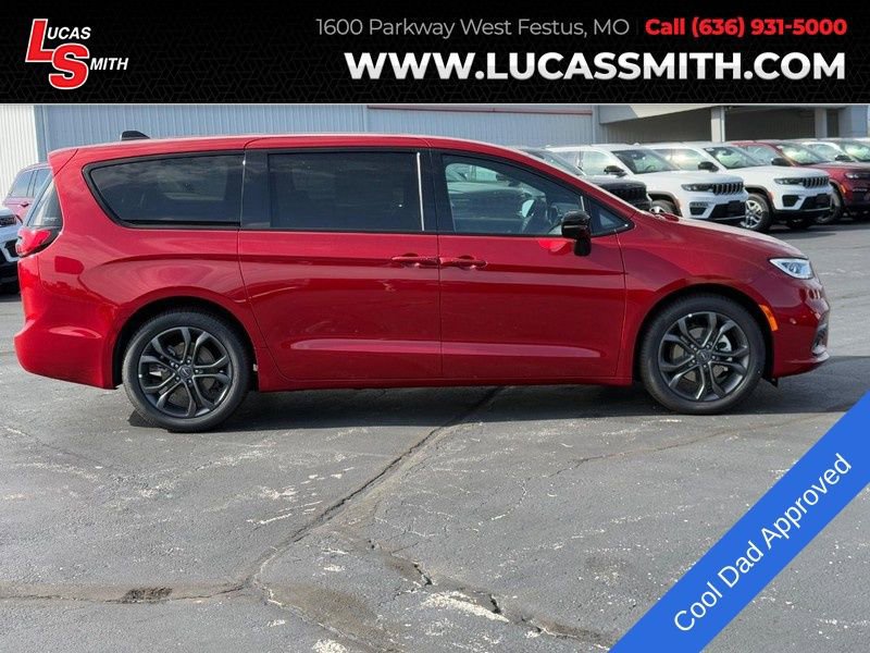 New 2026 Chrysler Pacifica Select