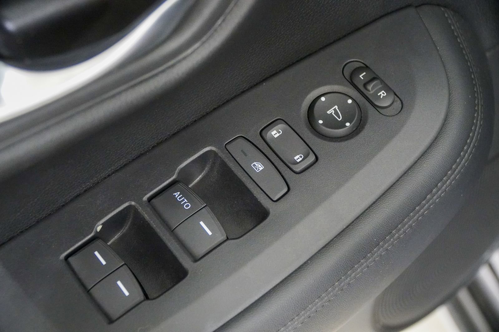 Used 2023 Honda HR-V LX image 19