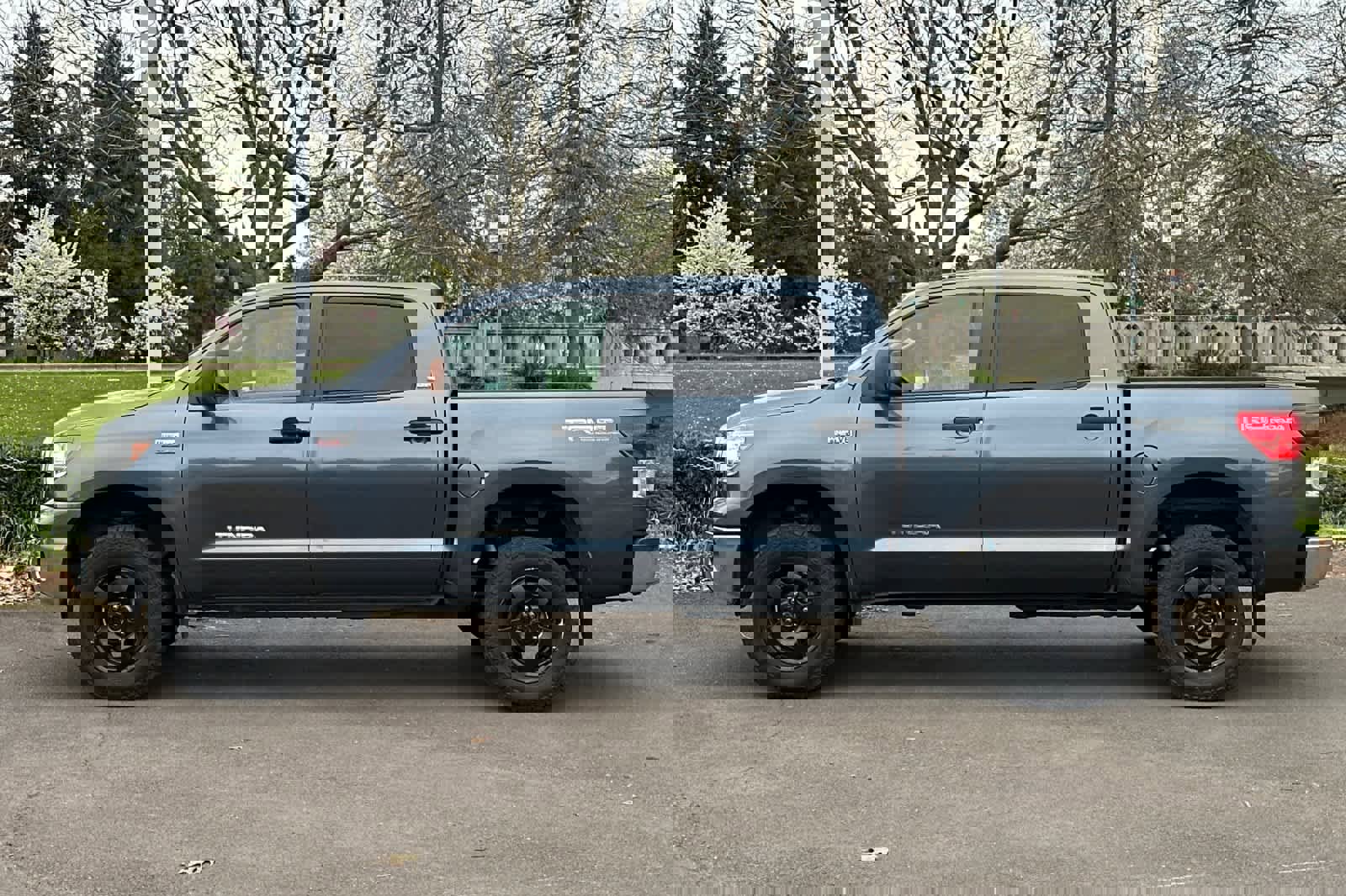 Used 2010 Toyota Tundra 4x4 CrewMax image 5