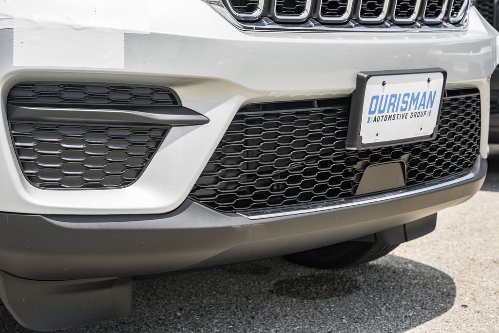 New 2025 Jeep Grand Cherokee Laredo X w/ Luxury Tech Group I image 13