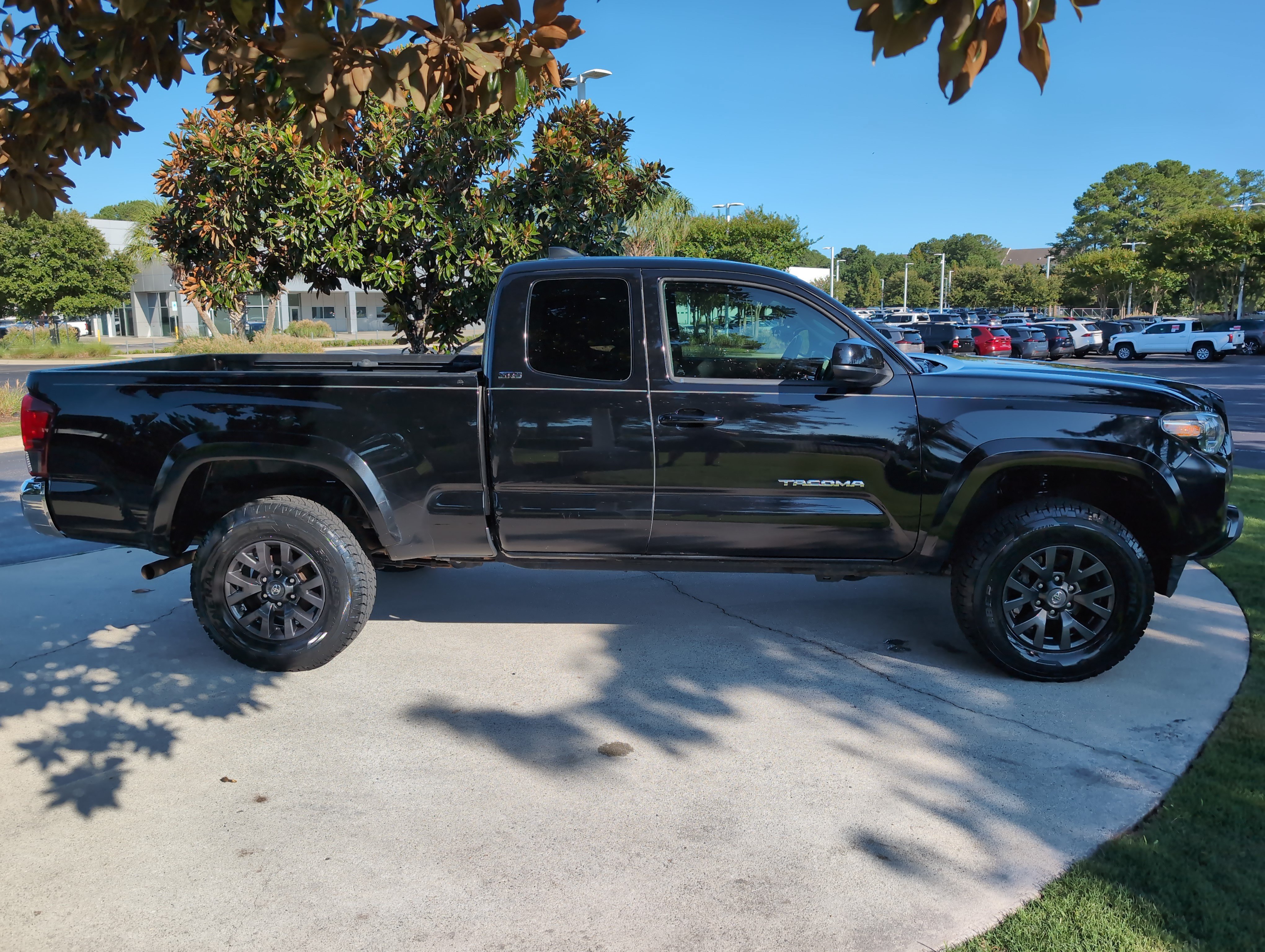 Certified 2021 Toyota Tacoma SR5 AWD/4WD image 11