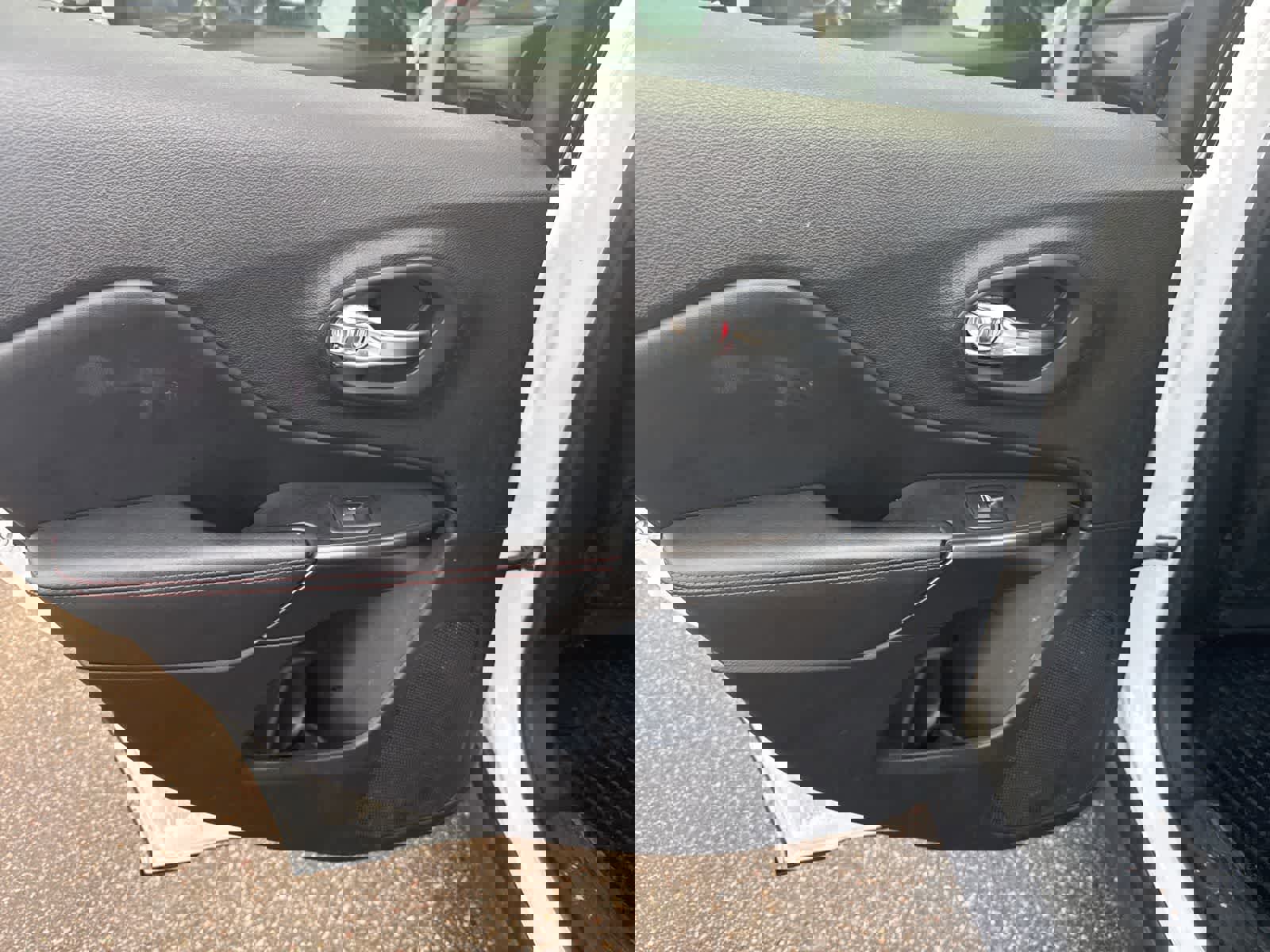 Used 2019 Jeep Cherokee Trailhawk w/ Cold Weather Group image 17