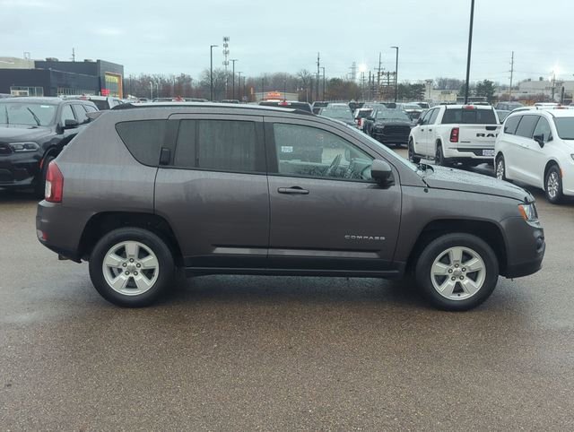 Used 2017 Jeep Compass Latitude FWD image 2