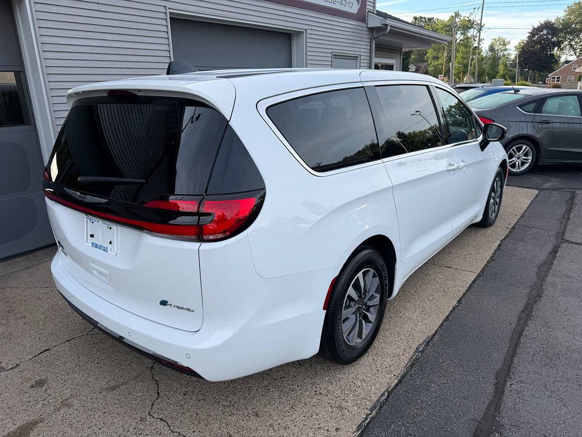 Used 2024 Chrysler Pacifica Limited FWD image 3