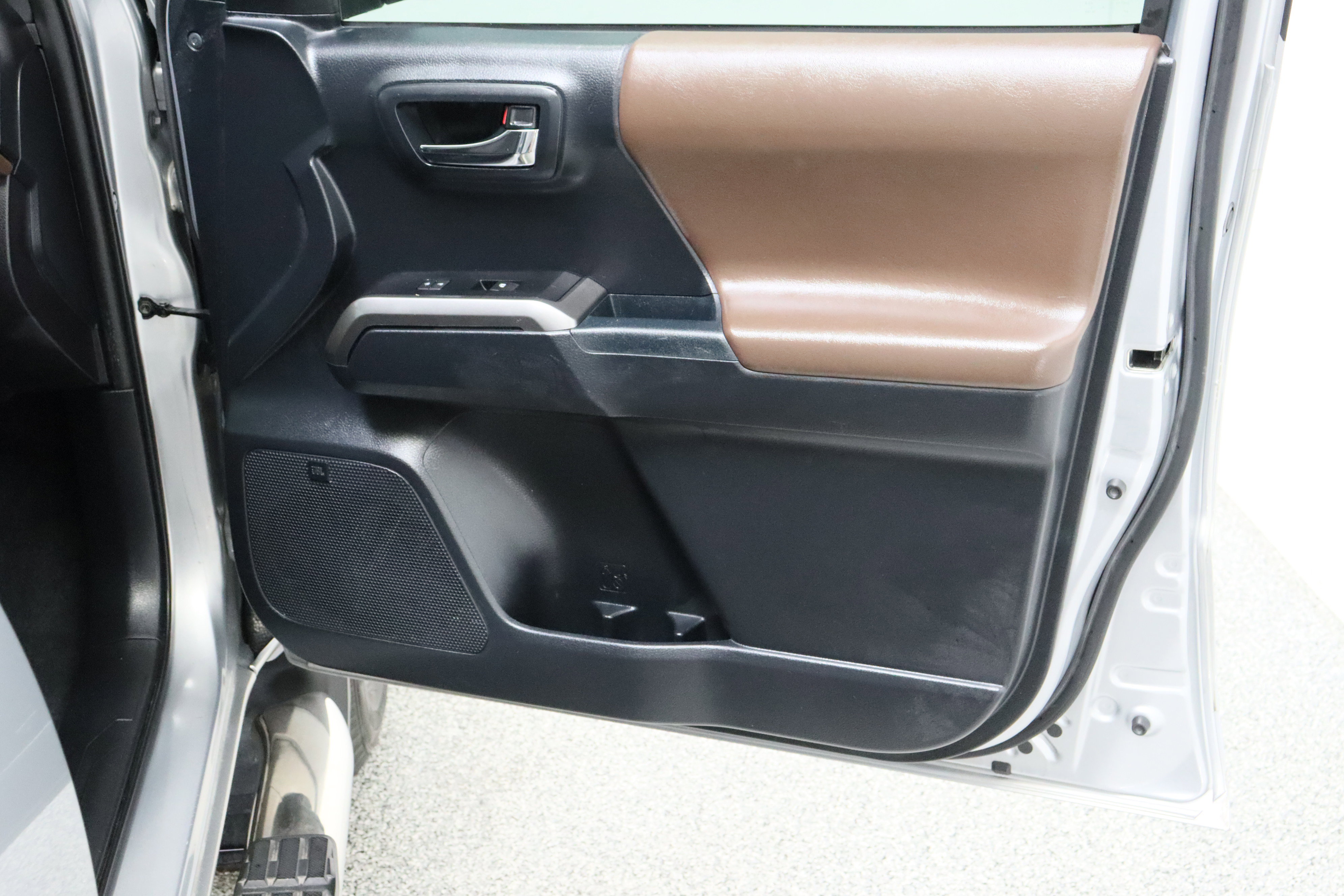 Used 2017 Toyota Tacoma Limited w/ Tow Package image 37