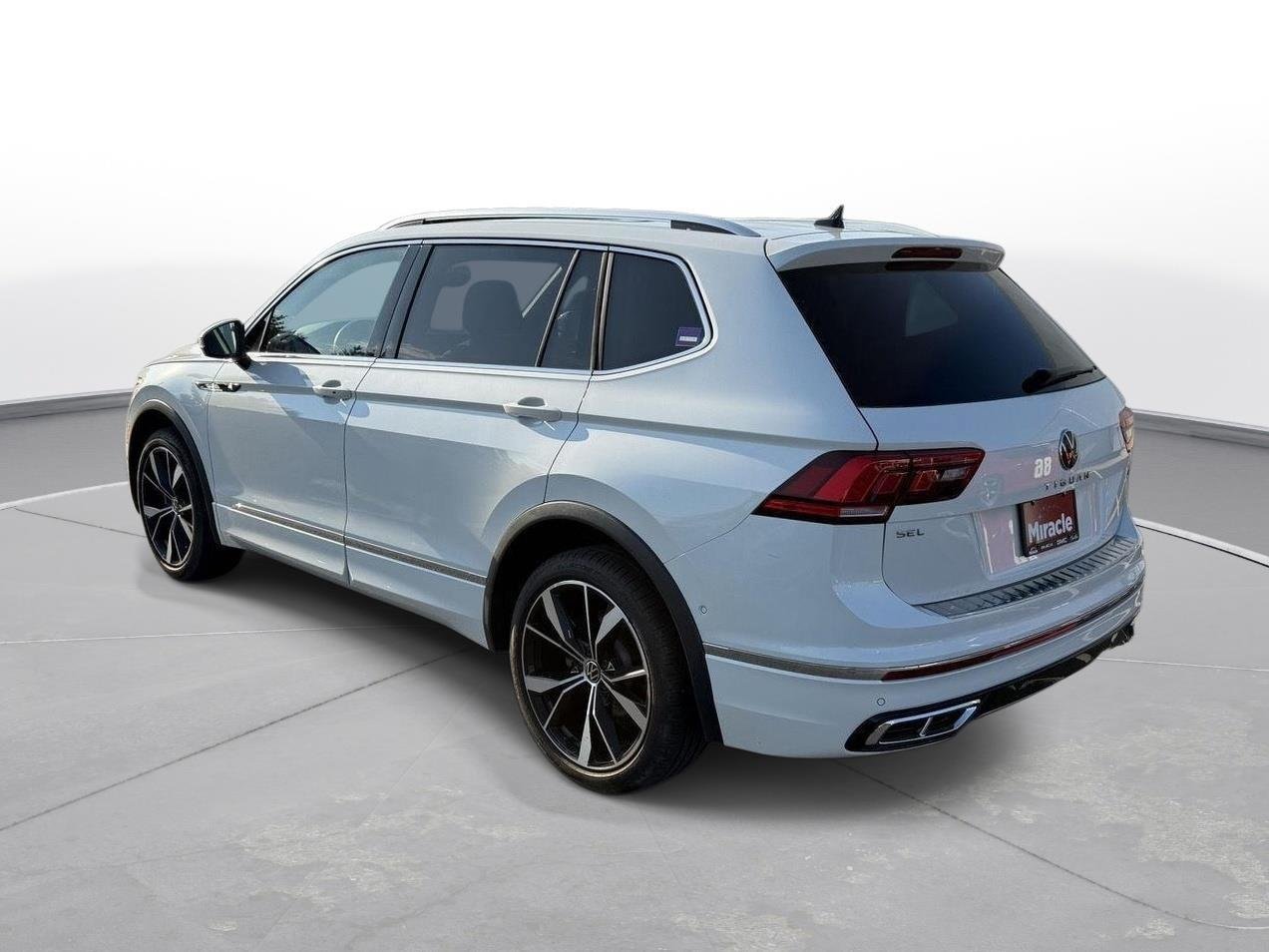 Used 2024 Volkswagen Tiguan SEL R-Line AWD/4WD image 2