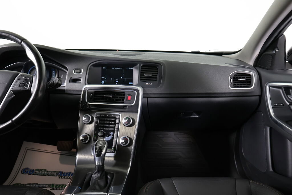 Used 2016 Volvo V60 T5 Cross Country Platinum image 29