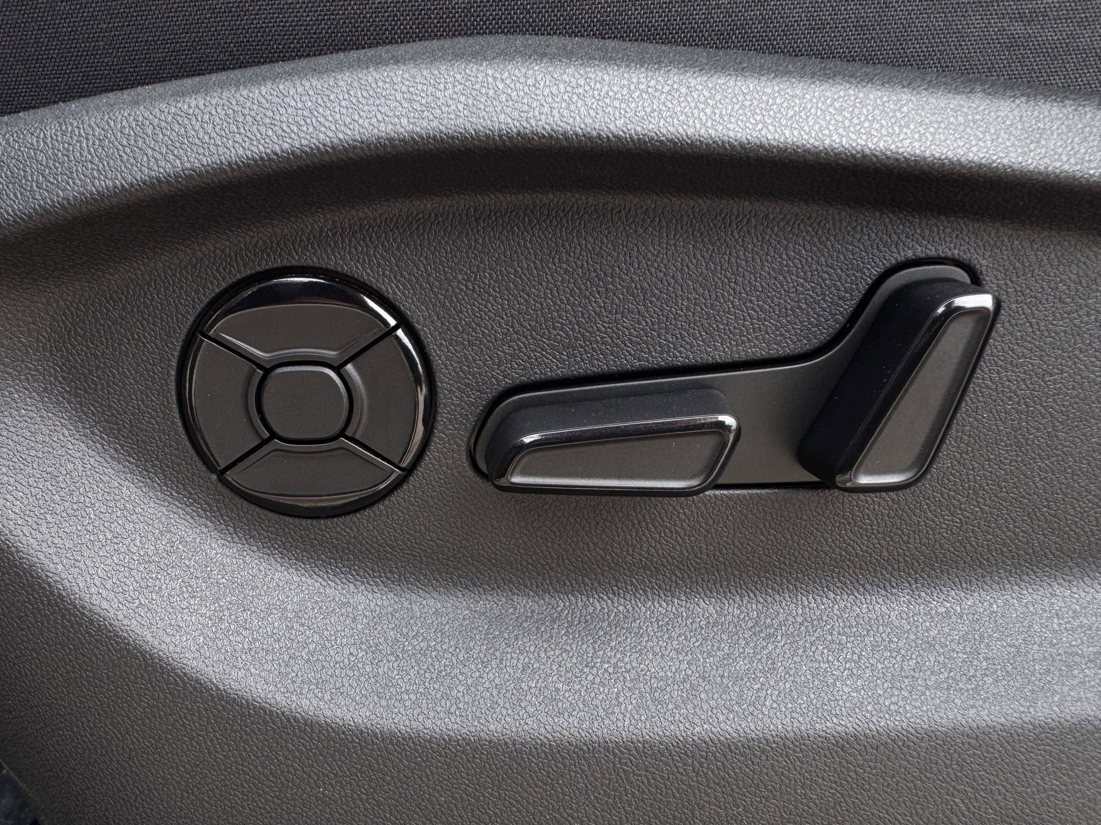 New 2026 Volkswagen Tiguan SE R-Line image 24