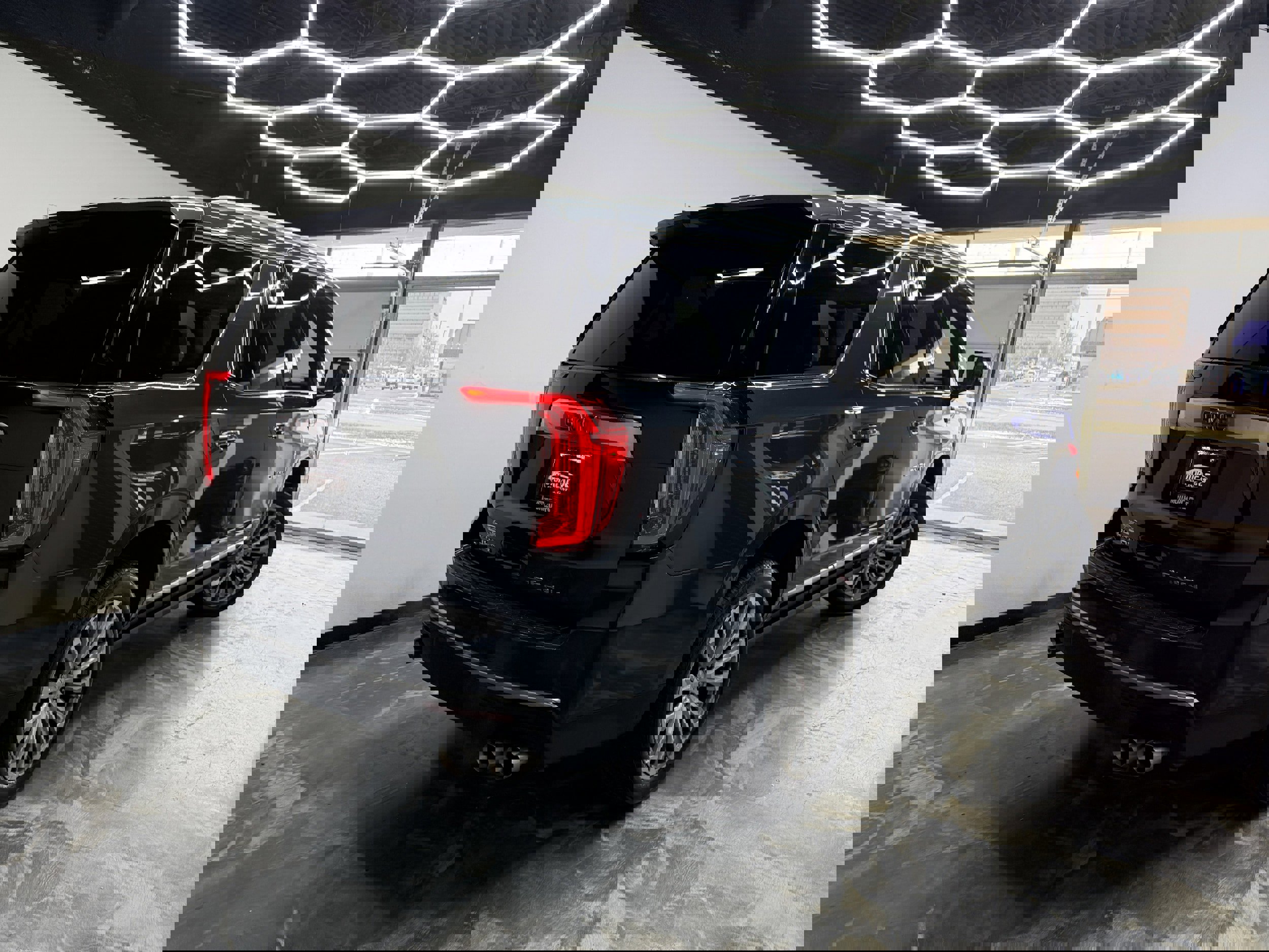 Used 2021 GMC Yukon Denali w/ Denali Premium Package image 3