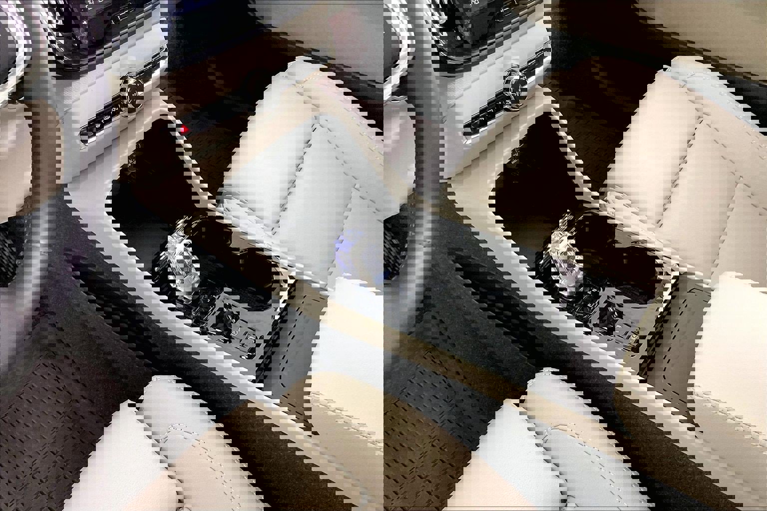 Used 2025 Volvo XC40 B5 Plus w/ Protection Package Premier AWD/4WD image 15