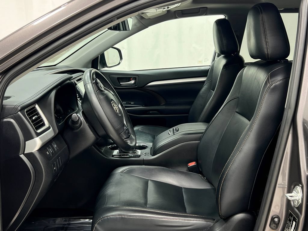 Used 2019 Toyota Highlander XLE AWD/4WD image 14