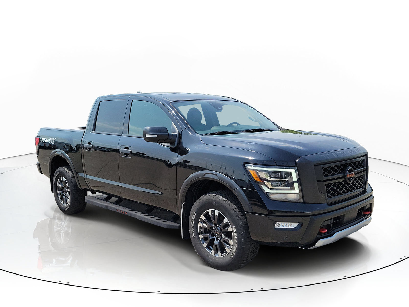 Used 2022 Nissan Titan PRO-4X w/ Pro-4x Convenience Package AWD/4WD image 2