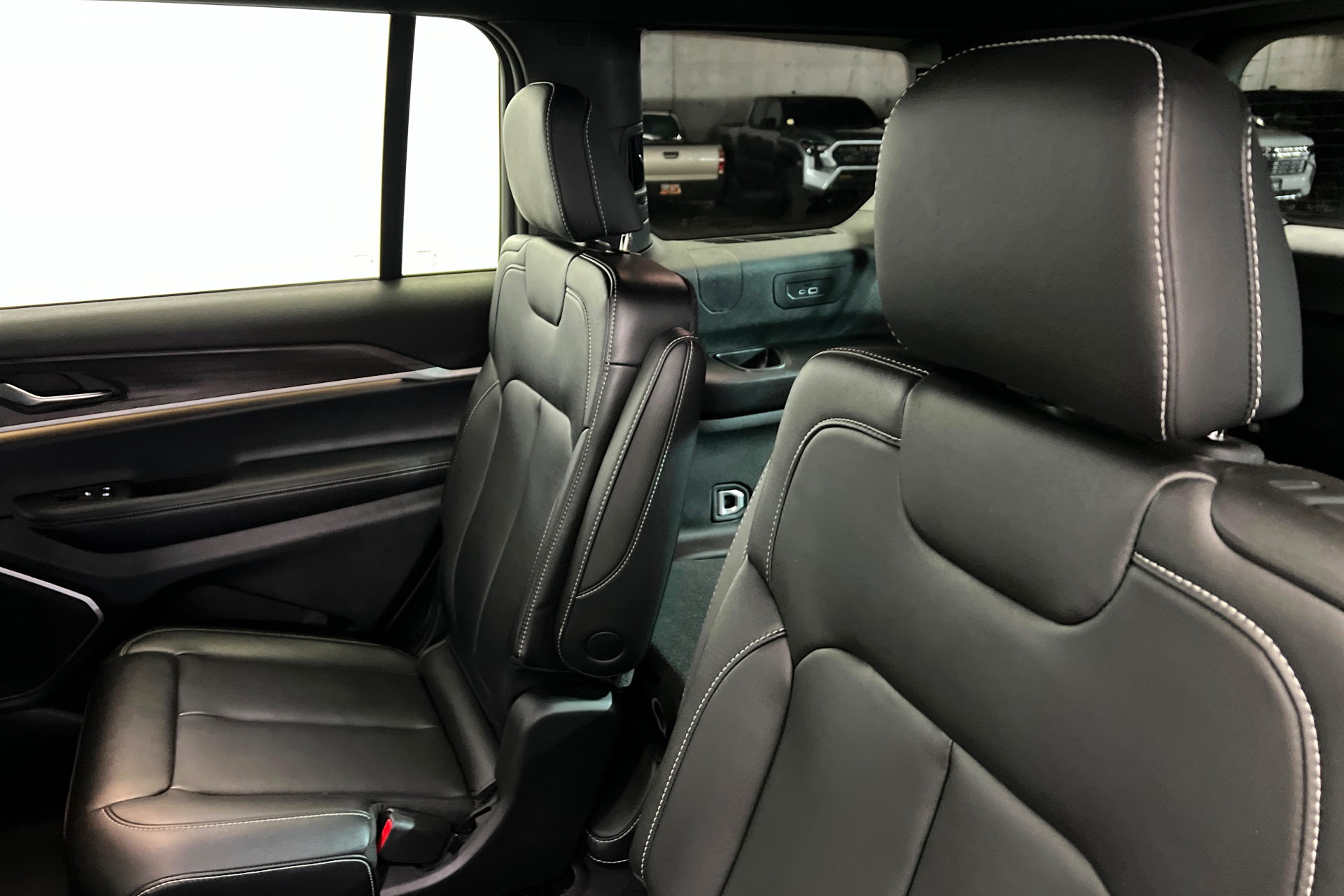 Used 2025 Jeep Grand Cherokee L Limited w/ Black Appearance Package AWD/4WD image 20