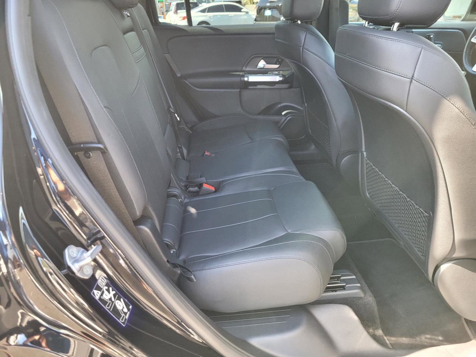 Used 2021 Mercedes-Benz GLB 250 4MATIC w/ Premium Package image 18