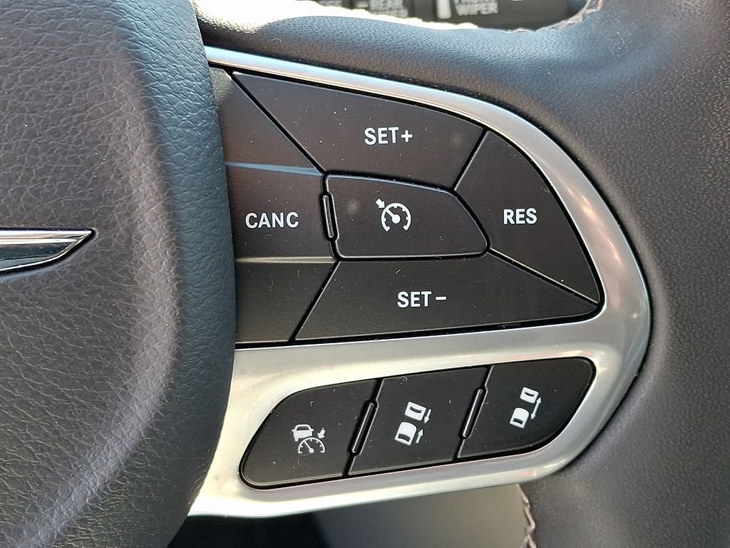 Used 2023 Chrysler Pacifica Touring-L FWD image 27