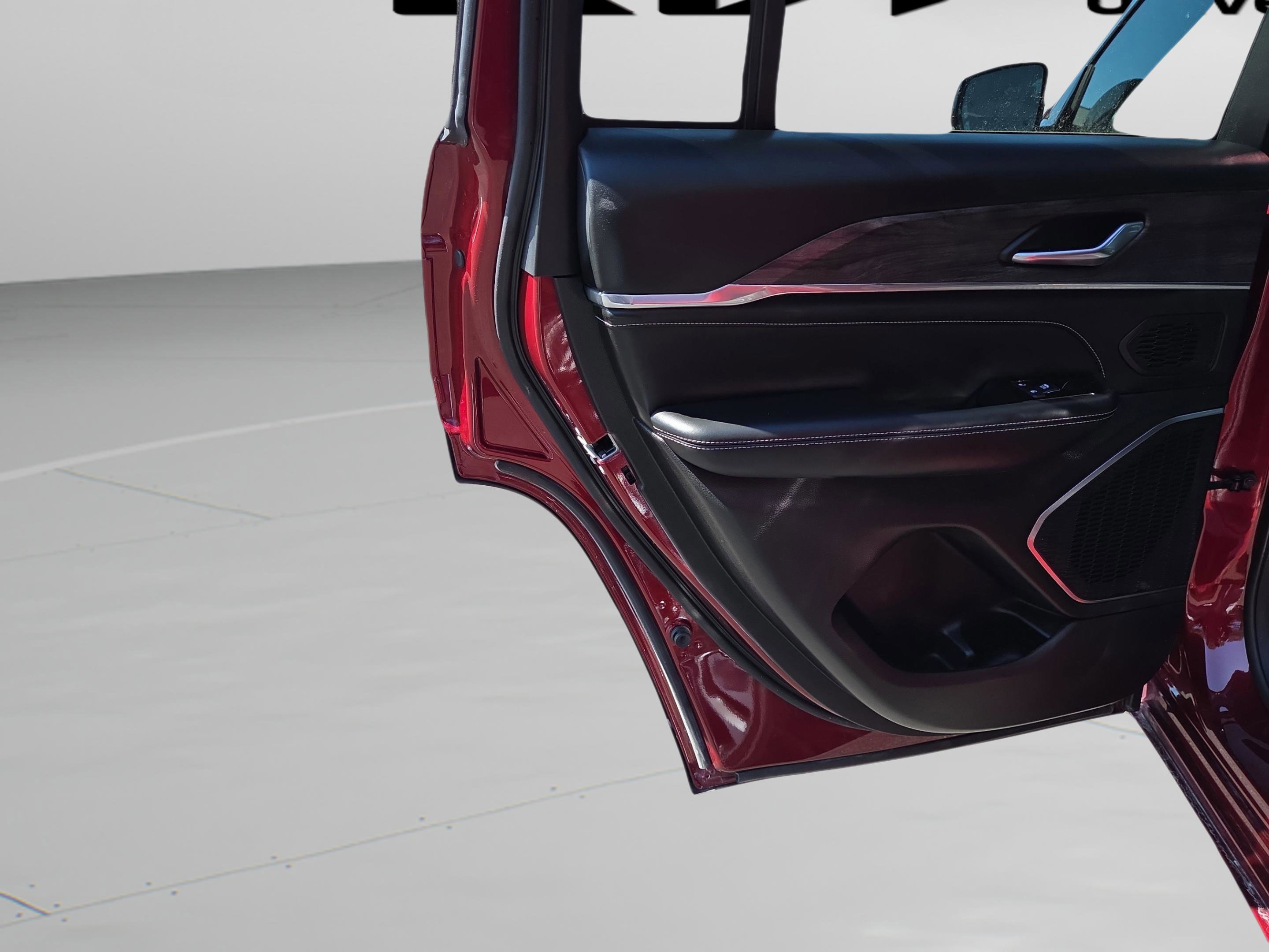 Used 2023 Jeep Grand Cherokee Overland image 30