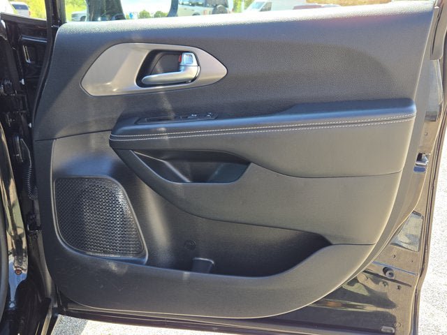 Used 2025 Chrysler Pacifica Select FWD image 6