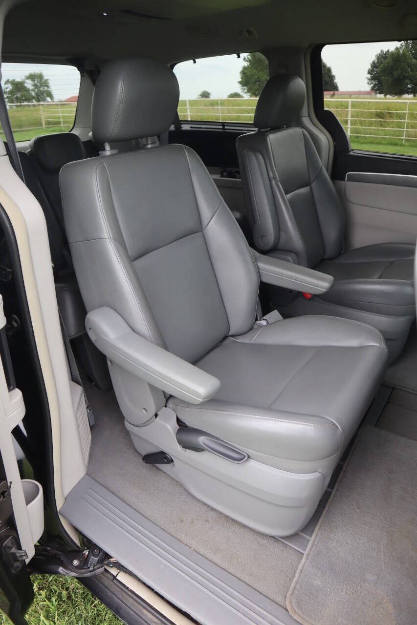 Used 2010 Volkswagen Routan SE FWD image 13