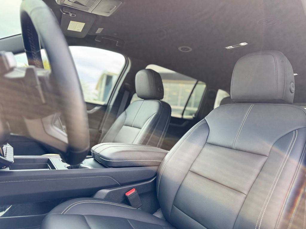 Used 2025 GMC Acadia Elevation w/ Elevation Premium Package AWD/4WD image 17