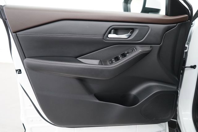 Used 2023 Nissan Rogue SV w/ SV Premium B Package image 11