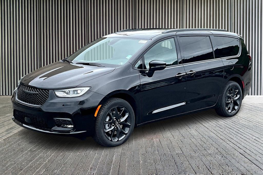 New 2026 Chrysler Pacifica Limited w/ S Appearance Package image 2
