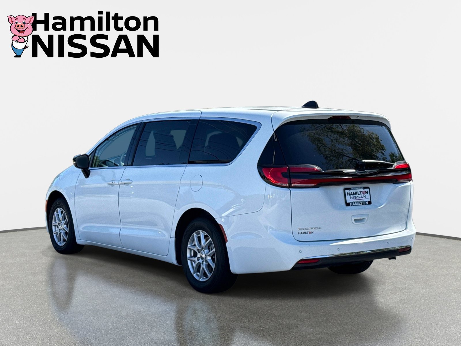 Used 2024 Chrysler Pacifica Touring-L FWD image 4